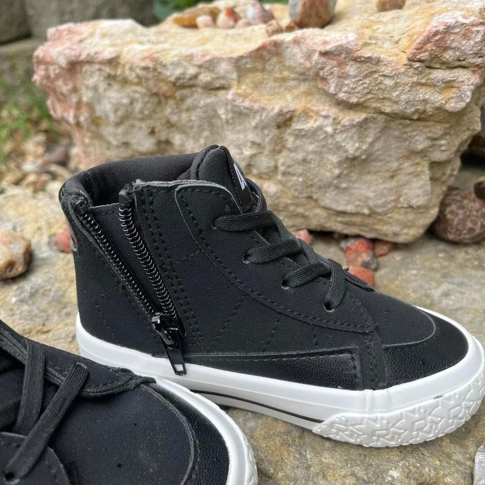 DKNY Kids Size 7-7.5 · Brand new